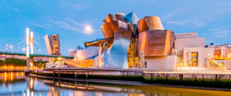 Vistas del Museo Guggenheim de Bilbao en Vizcaya, País Vasco Vistas del Museo Guggenheim de Bilbao en Vizcaya, País Vasco