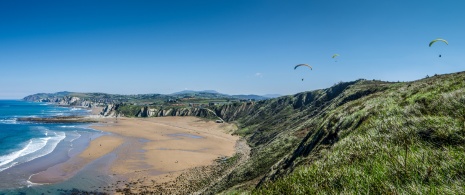 Parapentes dans la région de Sopelana en Biscaye, Pays Basque Parapentes dans la région de Sopelana en Biscaye, Pays Basque
