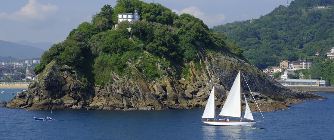 Barca a vela nella baia di La Concha, Donostia-San Sebastian Barca a vela nella baia di La Concha, Donostia-San Sebastian