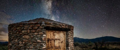Widok na chatkę w winnicy na tle drogi mlecznej i rozgwieżdżonego nieba w La Rioja Widok na chatkę w winnicy na tle drogi mlecznej i rozgwieżdżonego nieba w La Rioja