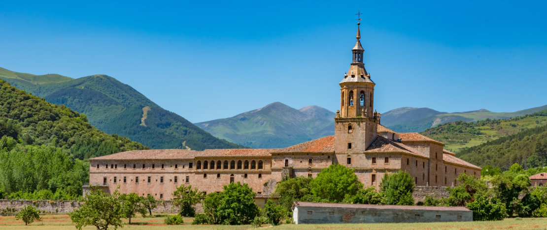 Widok na klasztor Yuso w San Millán de la Cogolla, La Rioja Widok na klasztor Yuso w San Millán de la Cogolla, La Rioja