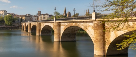 Vista da Ponte de Pedra em Logroño, La Rioja Vista da Ponte de Pedra em Logroño, La Rioja