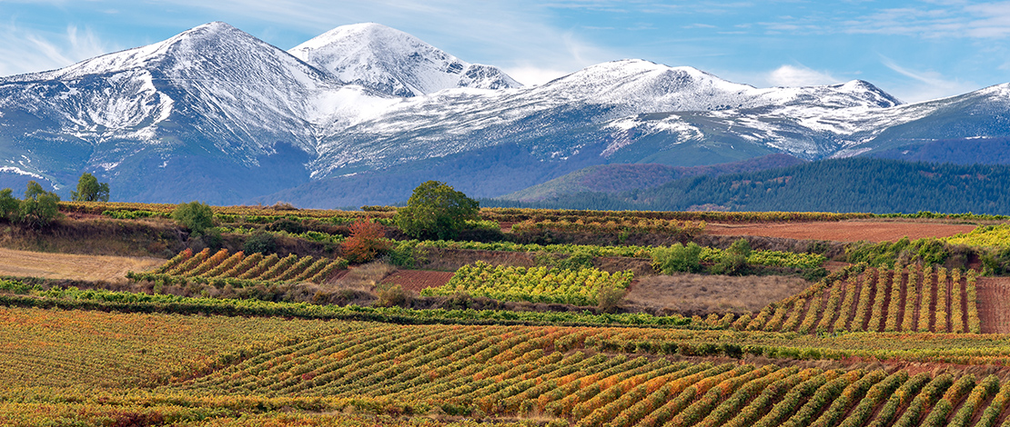 Blick auf die Sierra de la Demanda mit dem Berg San Lorenzo im Hintergrund, La Rioja Blick auf die Sierra de la Demanda mit dem Berg San Lorenzo im Hintergrund, La Rioja