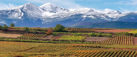 Blick auf die Sierra de la Demanda mit dem Berg San Lorenzo im Hintergrund, La Rioja Blick auf die Sierra de la Demanda mit dem Berg San Lorenzo im Hintergrund, La Rioja