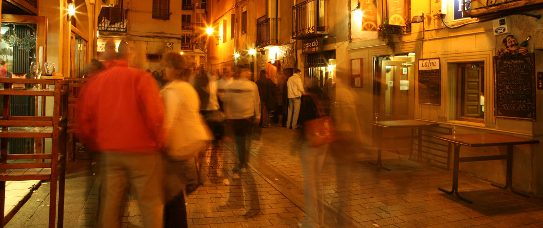 Osoby degustujące tapas na ulicy Laurel w Logroño, La Rioja Osoby degustujące tapas na ulicy Laurel w Logroño, La Rioja