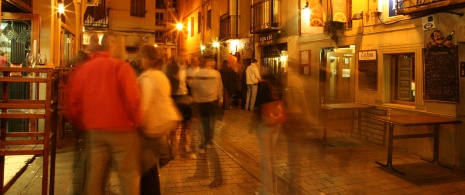 Osoby degustujące tapas na ulicy Laurel w Logroño, La Rioja Osoby degustujące tapas na ulicy Laurel w Logroño, La Rioja
