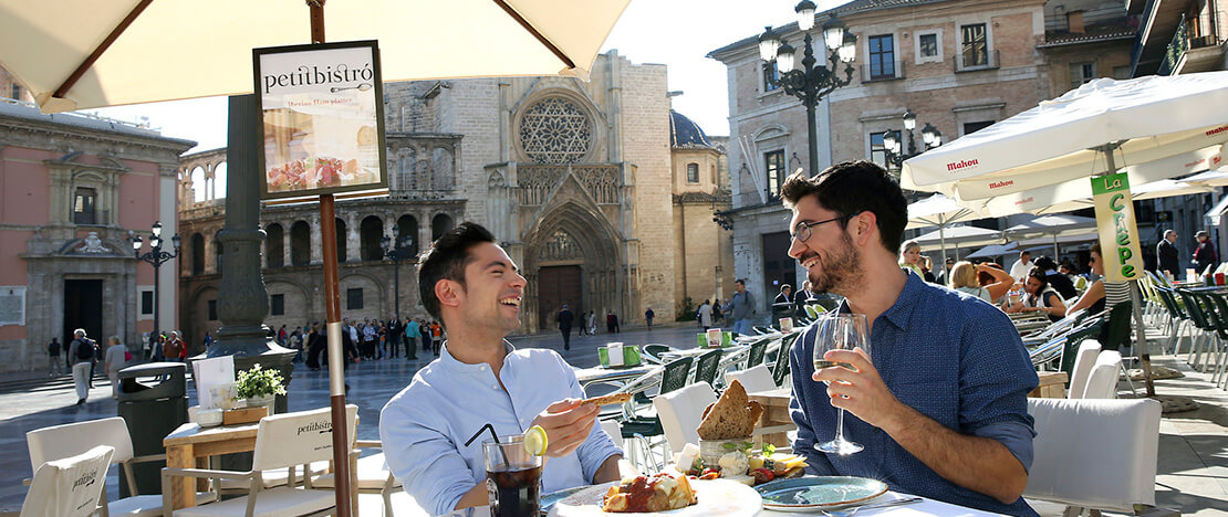 Freunde auf einer Terrasse in Valencia