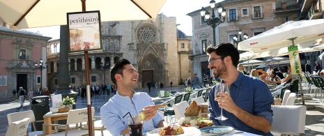 Freunde auf einer Terrasse in Valencia Freunde auf einer Terrasse in Valencia