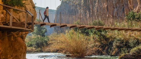 Puente sobre el río Turia en Chulilla, Comunidad Valenciana Puente sobre el río Turia en Chulilla, Comunidad Valenciana