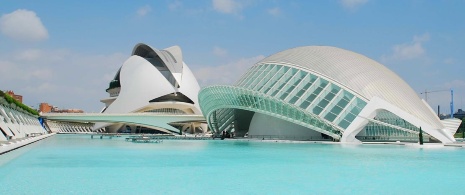 Blick auf die Stadt der Künste und der Wissenschaften in Valencia, Autonome Gemeinschaft Valencia Blick auf die Stadt der Künste und der Wissenschaften in Valencia, Autonome Gemeinschaft Valencia
