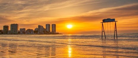 バレンシア州カステジョン県オロペサ・デル・マルのラ・コンチャ・ビーチにあるブランコ バレンシア州カステジョン県オロペサ・デル・マルのラ・コンチャ・ビーチにあるブランコ