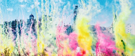 Mascletá durante Las Fallas di Valencia Mascletá durante Las Fallas di Valencia