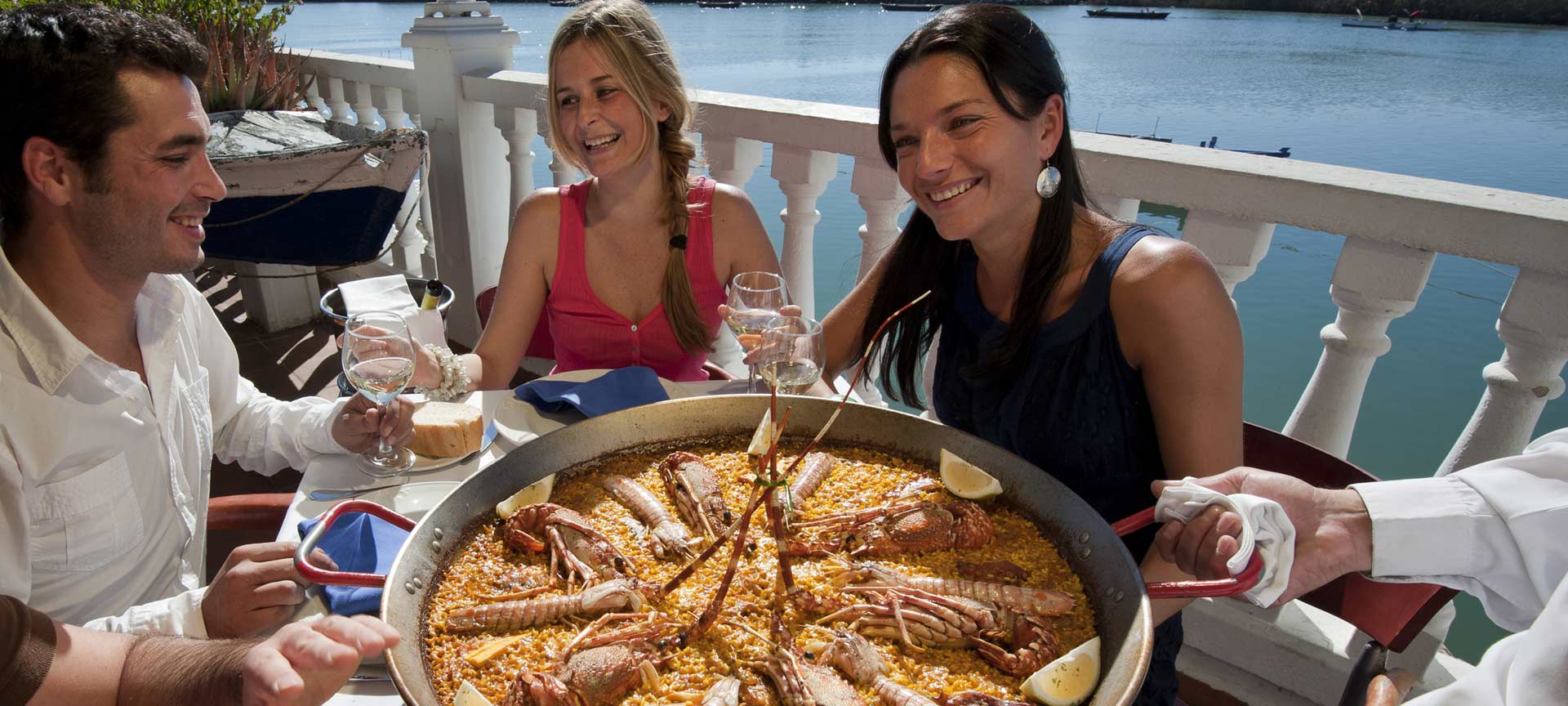 Friends eating paella