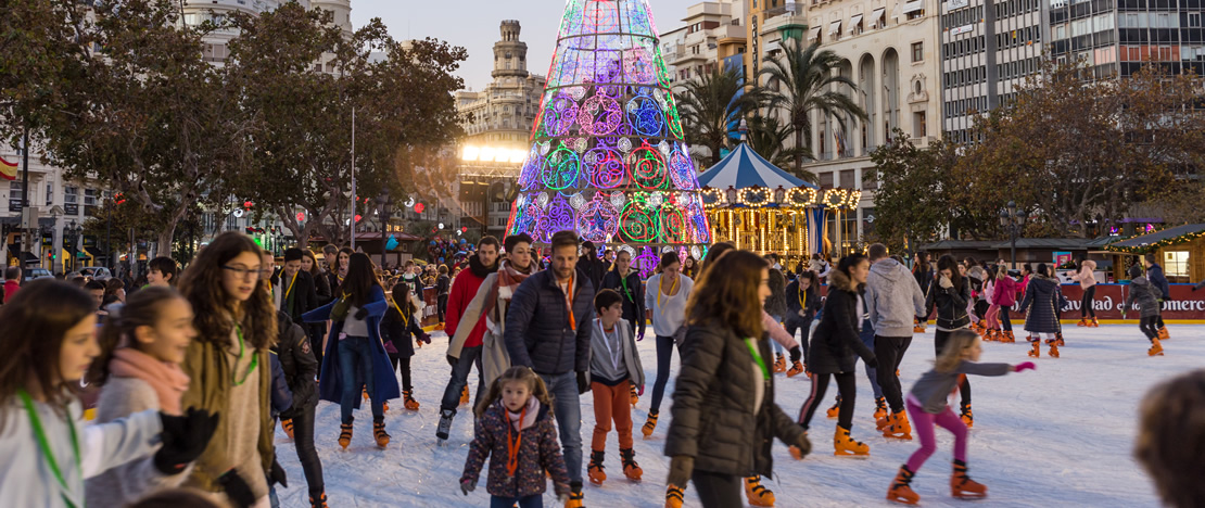 Schlittschuhlaufen auf dem Weihnachtsmarkt in Valencia.