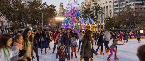 Schlittschuhlaufen auf dem Weihnachtsmarkt in Valencia. Schlittschuhlaufen auf dem Weihnachtsmarkt in Valencia.