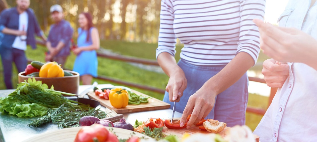 Gente preparando verduras en la huerta