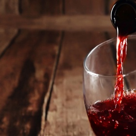 Du vin servi dans un verre