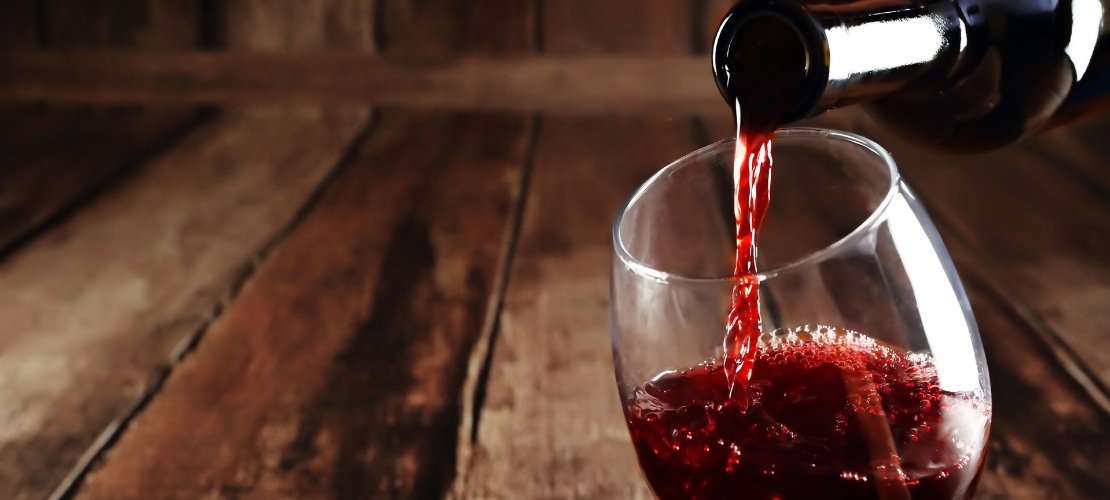 Du vin servi dans un verre Du vin servi dans un verre