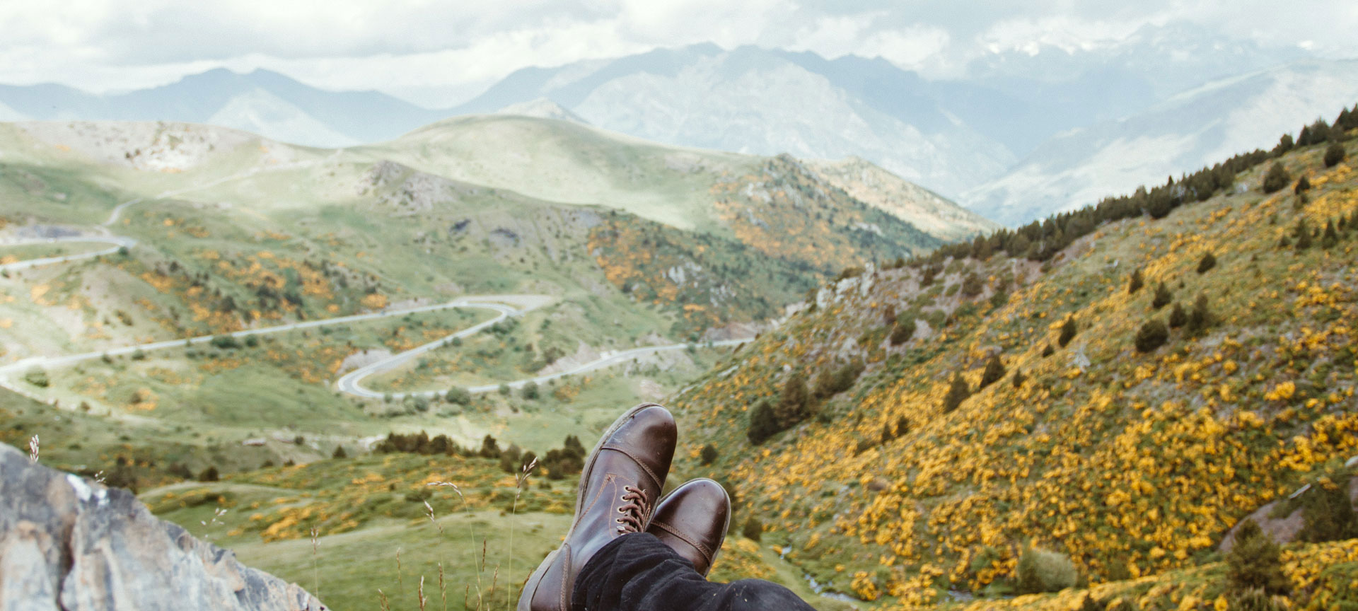 Piedi sulla cima di una montagna di Taüll, Lérida