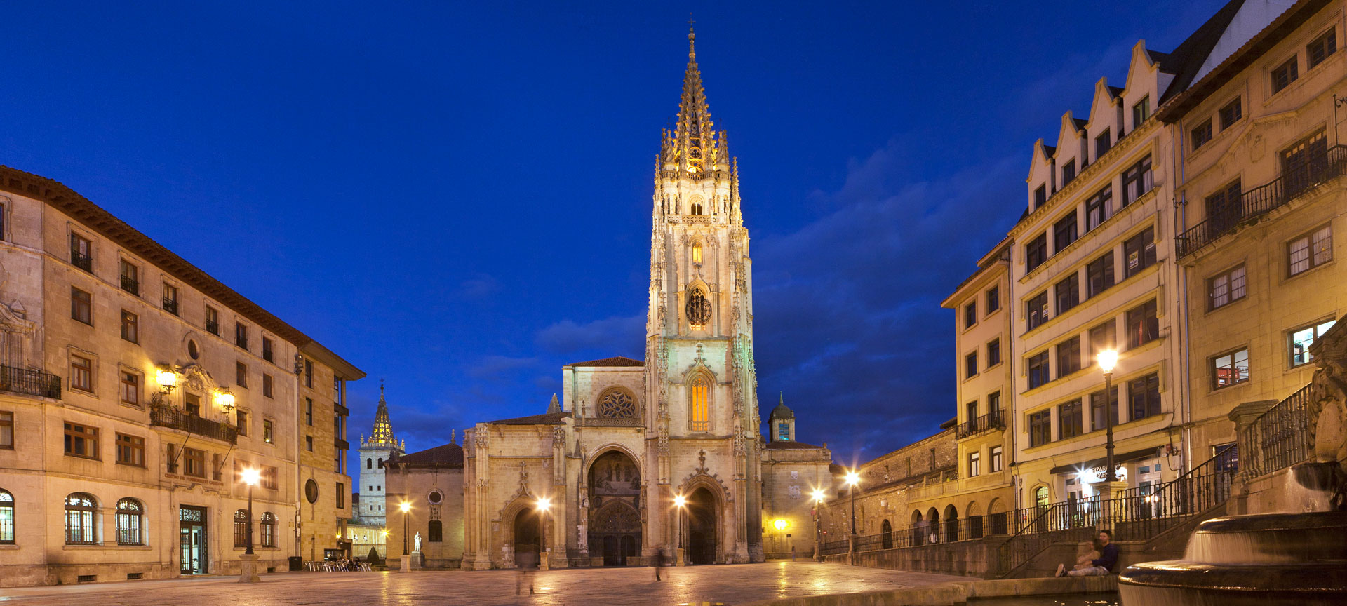 Vista nocturna de la Catedral de Oviedo