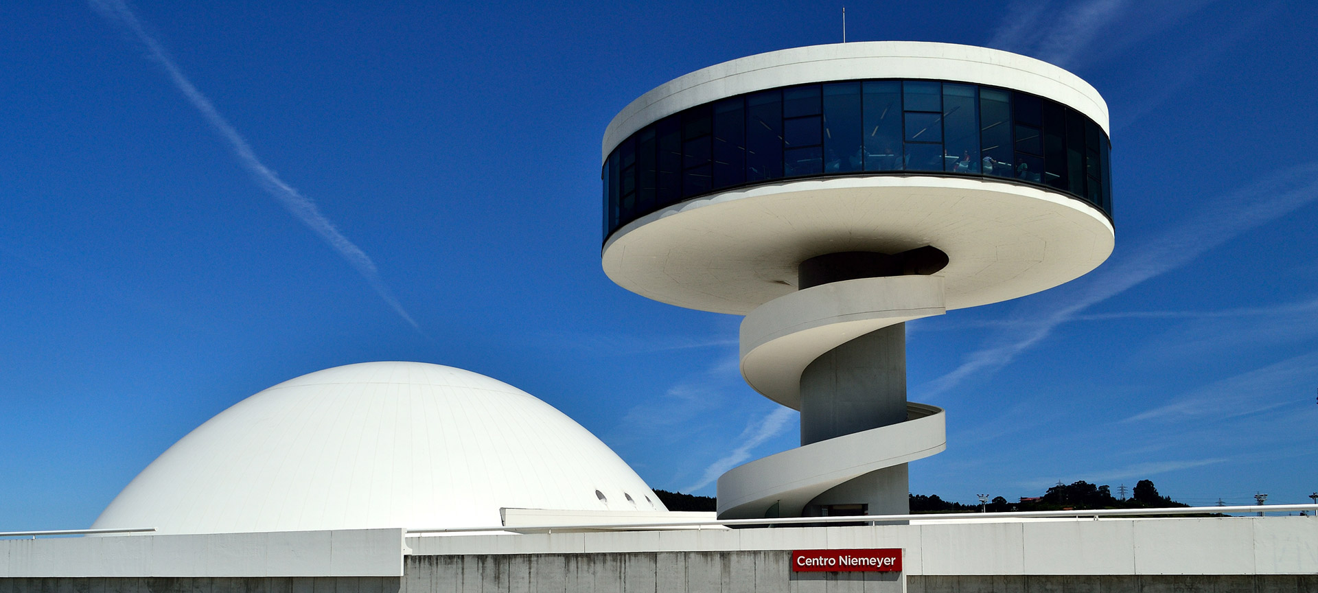 Centrum Niemeyera na zewnątrz. Avilés