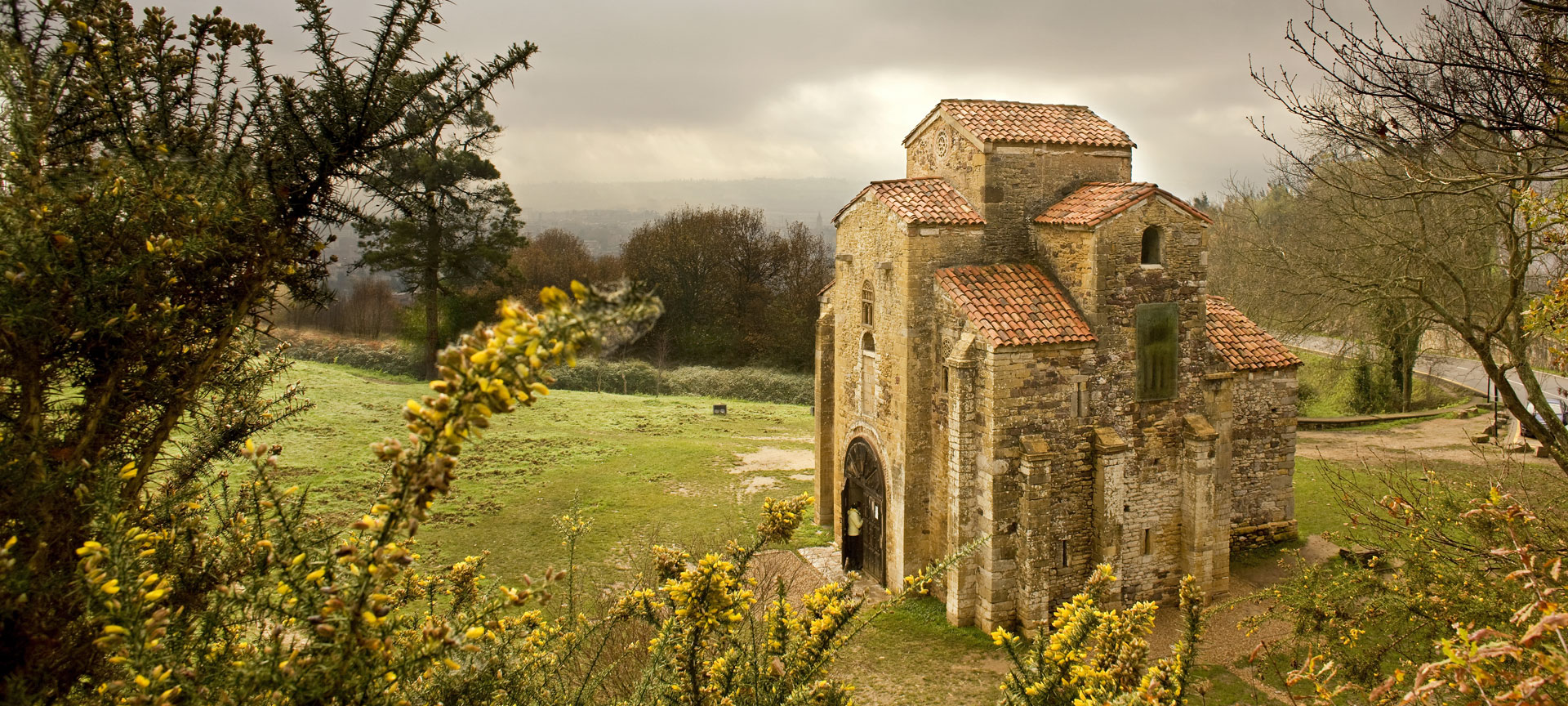 Widok od zewnątrz na Kościół San Miguel de Lillo