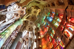Widok na sufit i witraże wewnątrz bazyliki Sagrada Familia, Barcelona