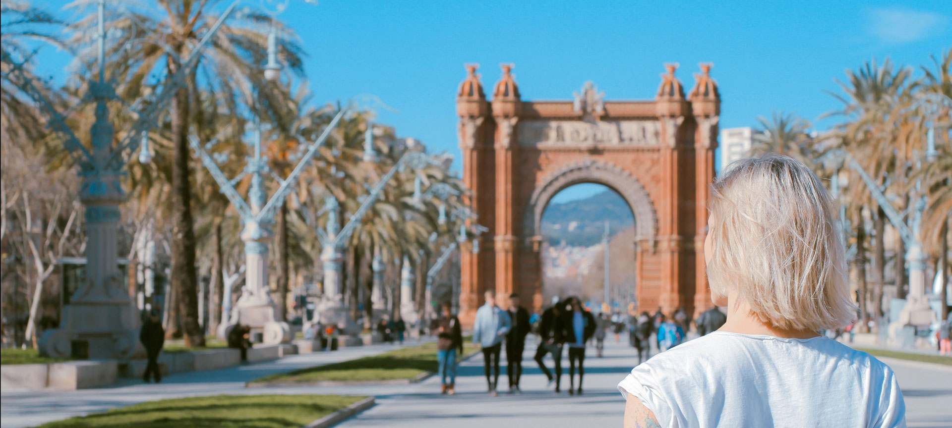 Tourist vor dem Triumphbogen in Barcelona