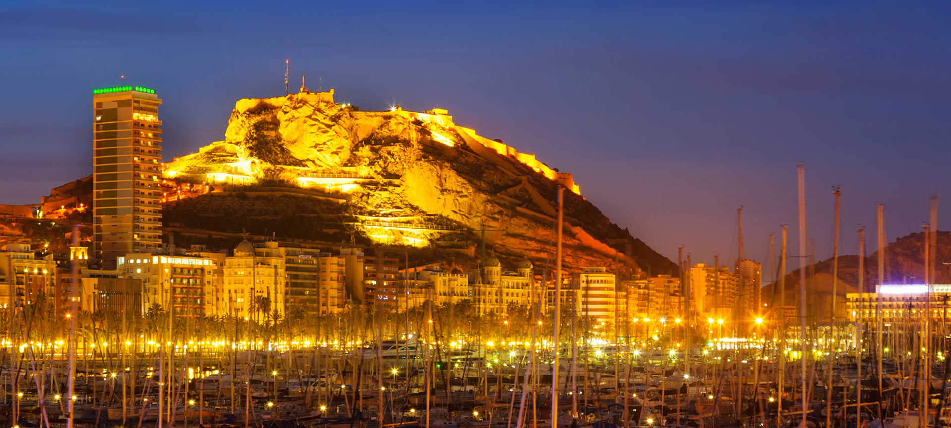 Der Hafen von Alicante mit der Burg Santa Bárbara im Hintergrund