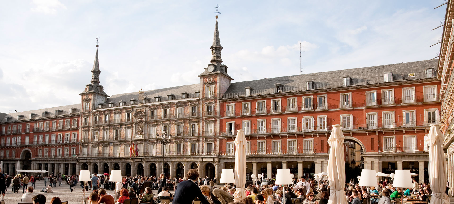 Straßencafés auf der Plaza Mayor in Madrid