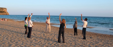 Tai-chi sur la plage de Minorque Tai-chi sur la plage de Minorque