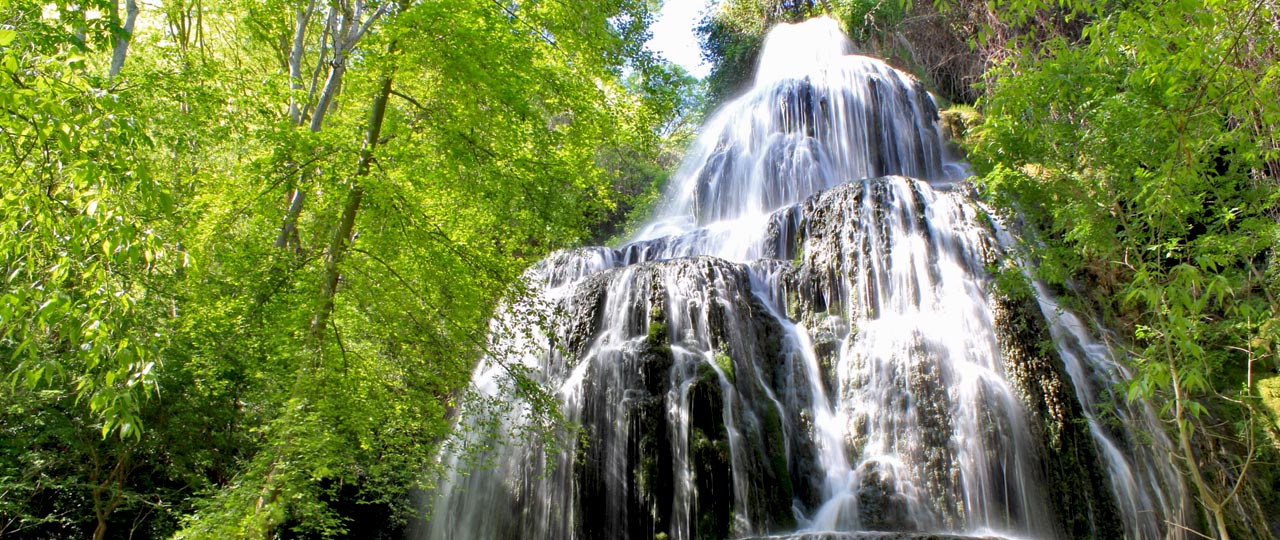 Wodospad Trinidad na Obszarze Chronionego Krajobrazu Monasterio de Piedra, Aragonia