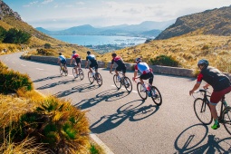 Radfahrer bei einer Abfahrt in Spanien