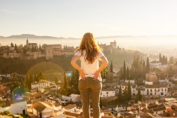 Ein Tourist betrachtet die Alhambra in Granada